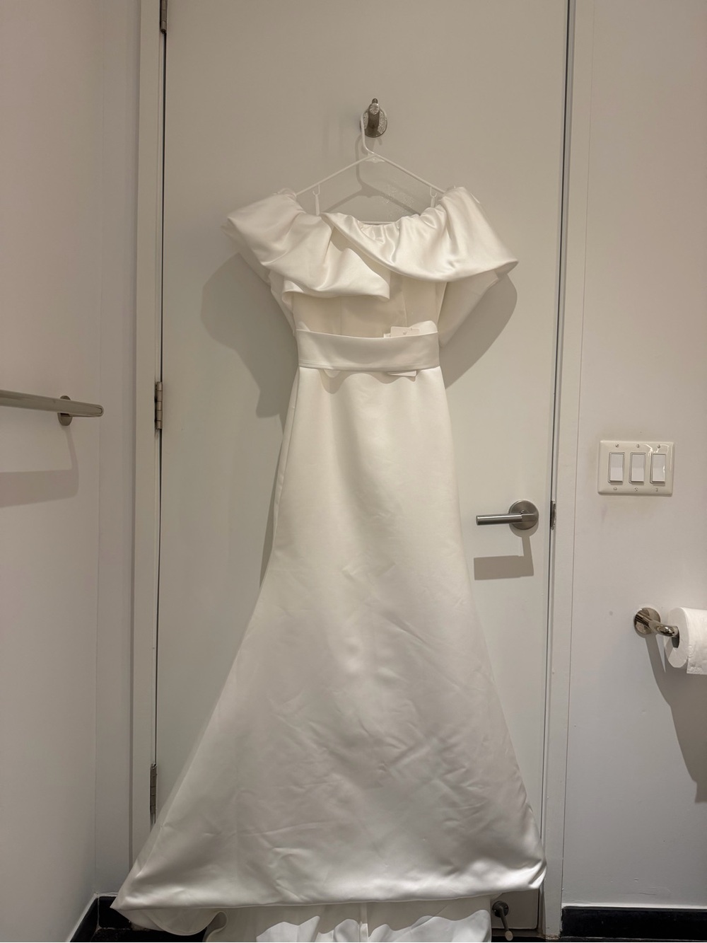 White Off-Shoulder Wedding Dress Lace-Up Back Detachable Bow Train